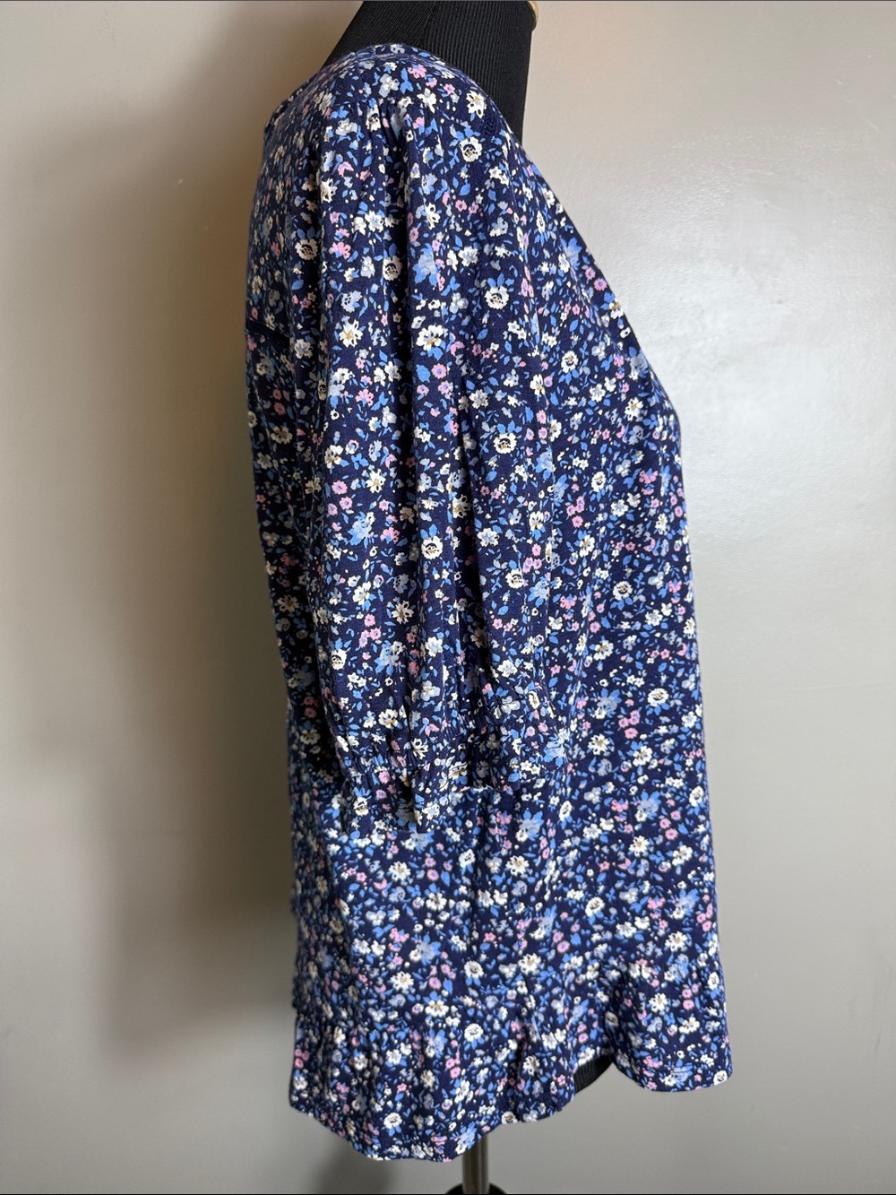 Lucky Brand Floral V-Neck Top Navy Blue Ruffle Hem Elastic Ruffle Short Sleeves - Picture 6 of 11